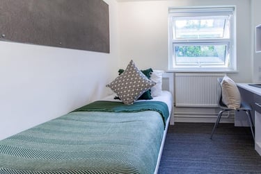 1 bed flat, Bassett Green Road, Highfield, Southampton, SO163QB - Image 1